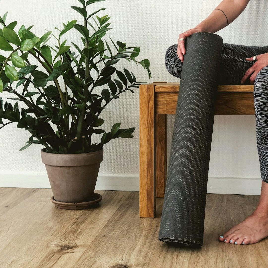 Bild von einer Steinpyramide am Meer.