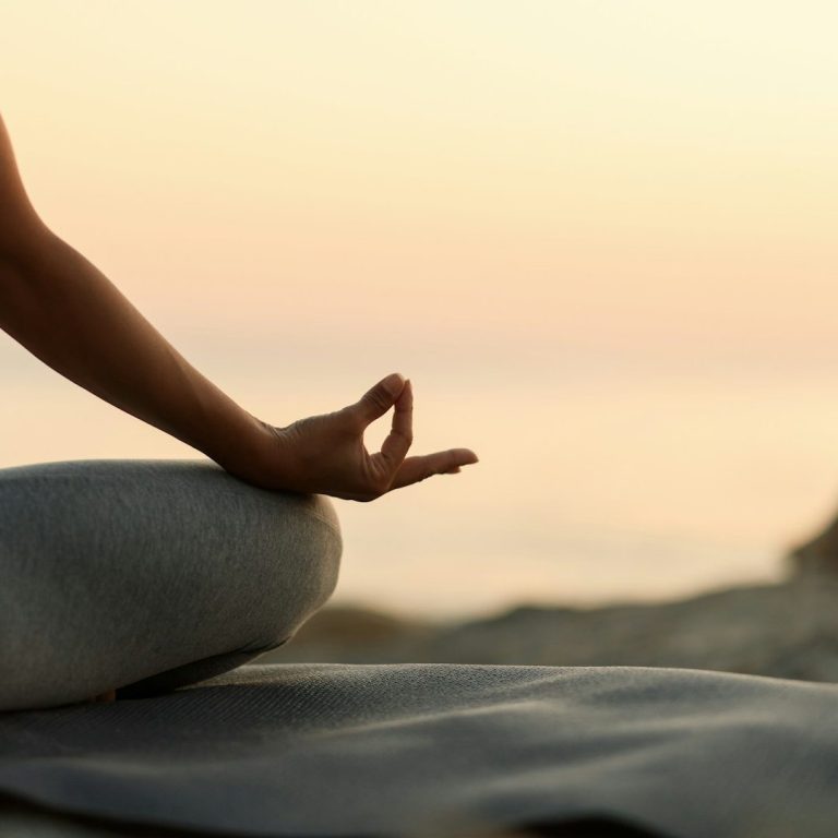 Sitzende Frau im Lotussitz zur Meditation